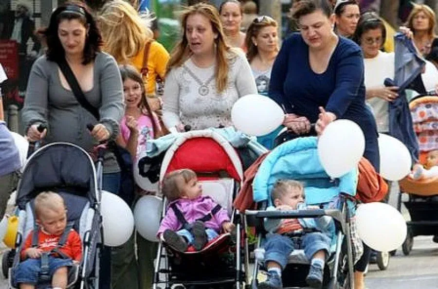 Властта умува за два вида майчинство