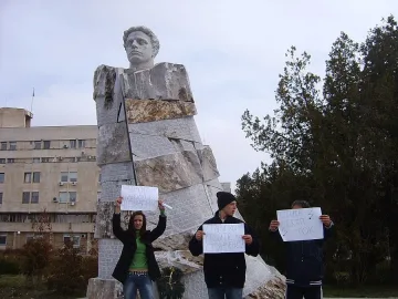 Размахват сметки пред паметника на Левски