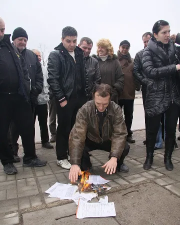 Целят ЧЕЗ с яйца