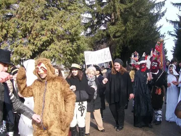Маскирани плетат заговор срещу злите сили