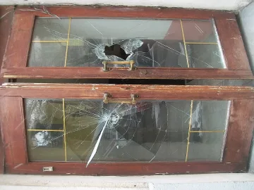 Потрошиха стъклата под „Струма”.