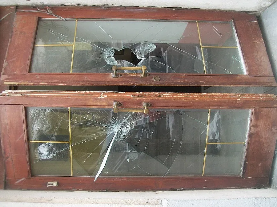 Потрошиха стъклата под „Струма”.