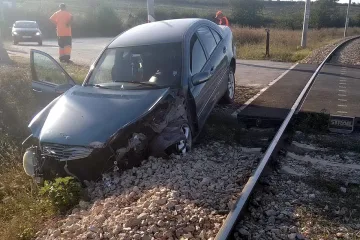 Пиян с мерцедес не видял влака, блъснал го