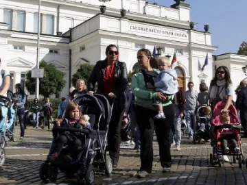 Майки и татковци на бунт срещу мизерията