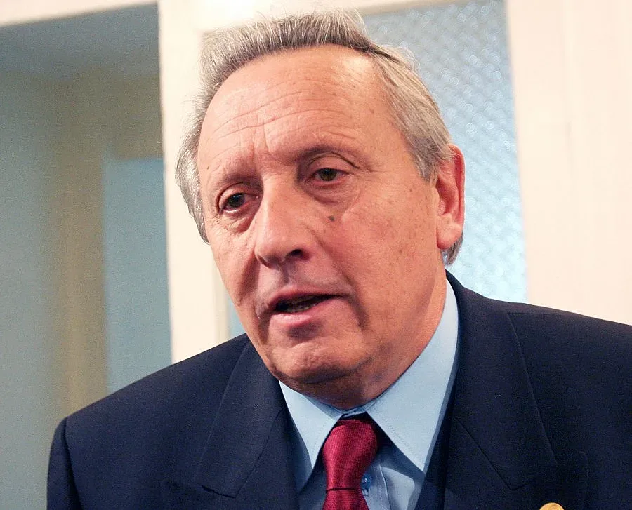 Воденичаров подхваща учебниците