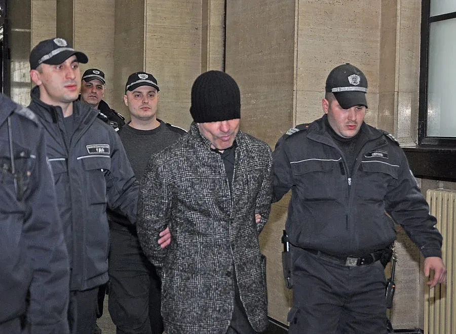 И Букурещ издаде заповед за арест на Брендо