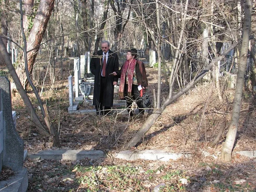 Искат помощ за гроба на Сирак Скитник   