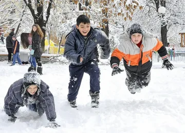 Бой със снежни топки в деня на майстора 