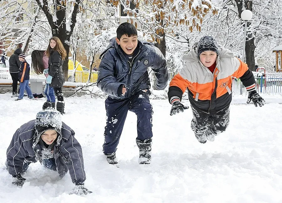 Бой със снежни топки в деня на майстора 