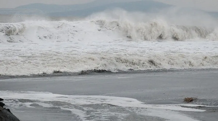 Пясъчни диги срещу вълните в Бургас   