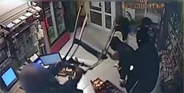 Бензинджията натупал крадците със стол