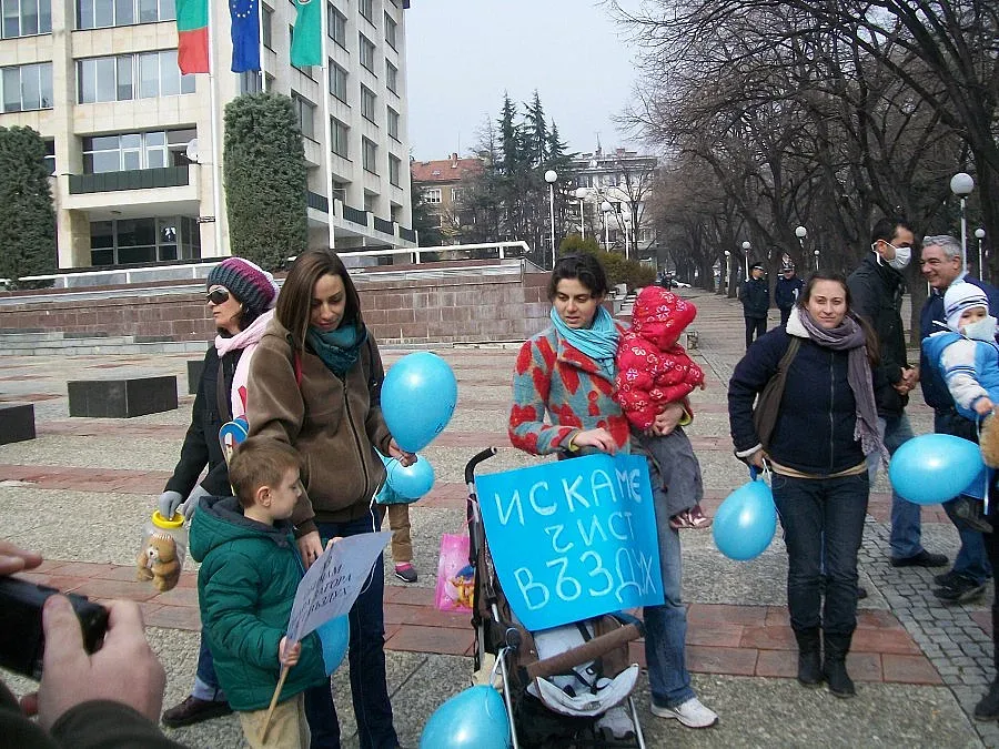 Майки продават чист въздух в буркани