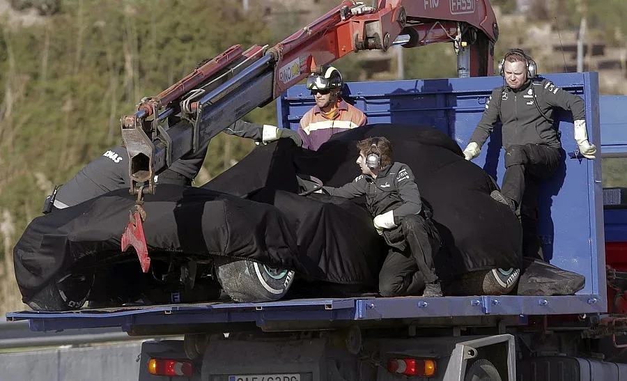 Хамилтън катастрофира в дебюта си за "Мерцедес"