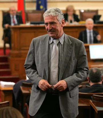 Депутатите си върнаха заплатите във фризера