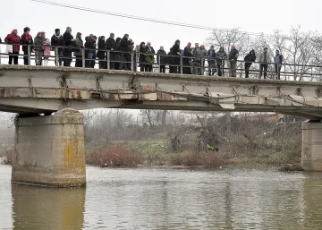 Венци в реката за удавените от Бисер 