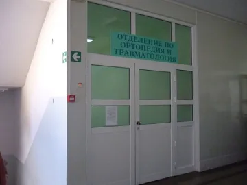 Оперираха пребитата учителка