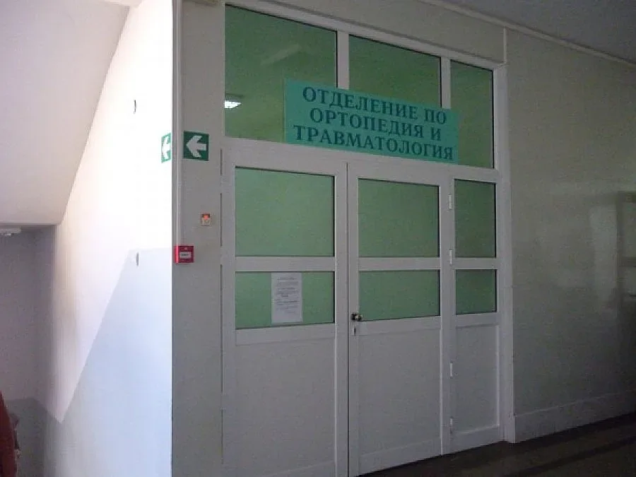 Оперираха пребитата учителка