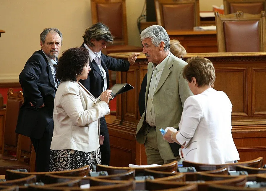 Депутатите избират нов образователен министър