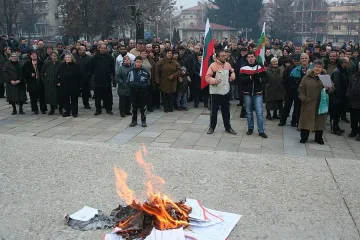 Бунт на свещи и запалени сметки за ток