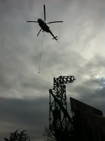 Късо въже спаси паметника пред НДК