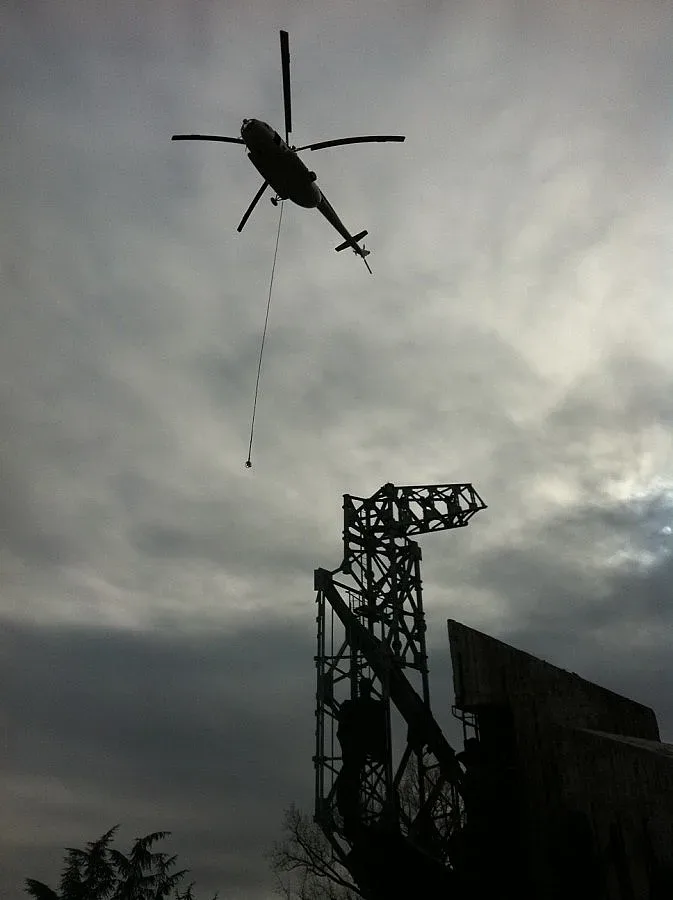 Късо въже спаси паметника пред НДК