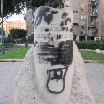 Оскверниха бг паметник в Тел Авив 