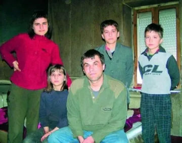 Върнаха трите деца на бащата "насилник"