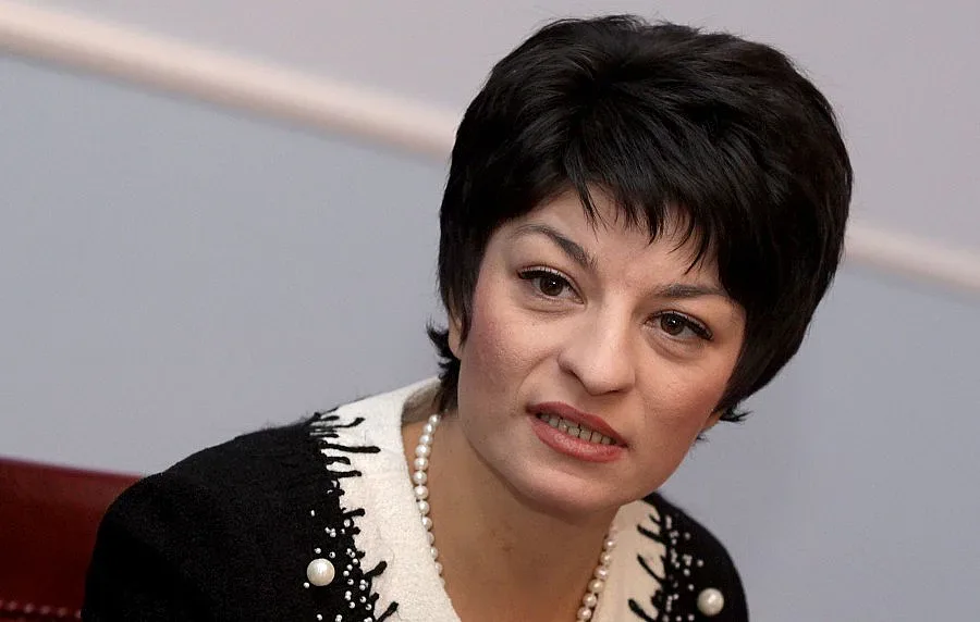 Атанасова: Няма да отстъпим за пушачите 