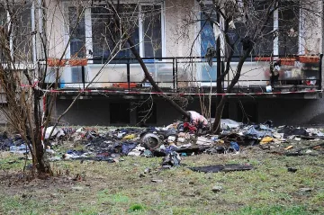 Човек скочи от горящ блок (обновена)