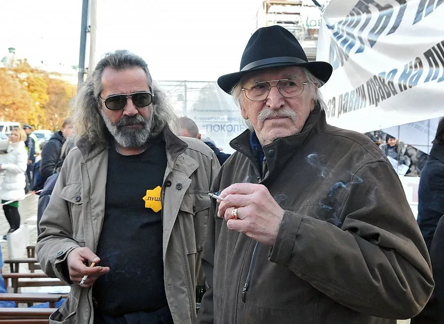 Пушачите бранят майки и футболни фенове