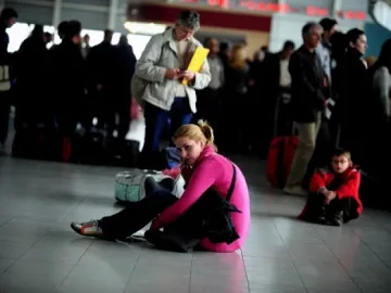 Нашенци висят с часове на летището в Атина