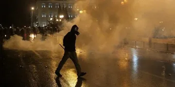 Гърция стачкува под носа на кредиторите