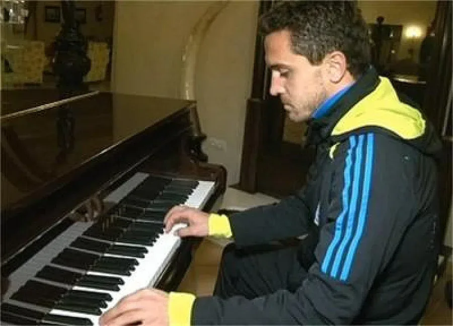 Рангелов свири на пиано в Испания