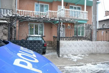 Цяла фамилия върти банка на черно