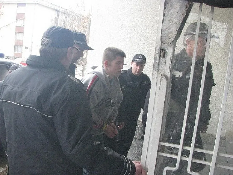 Затвор вместо университет за Джуни    