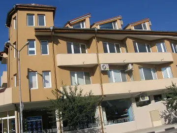 Продават селски къщи за 7 бона