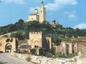 Туристи се снимат с Иван Асен ІІ