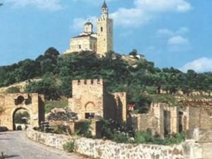 Туристи се снимат с Иван Асен ІІ