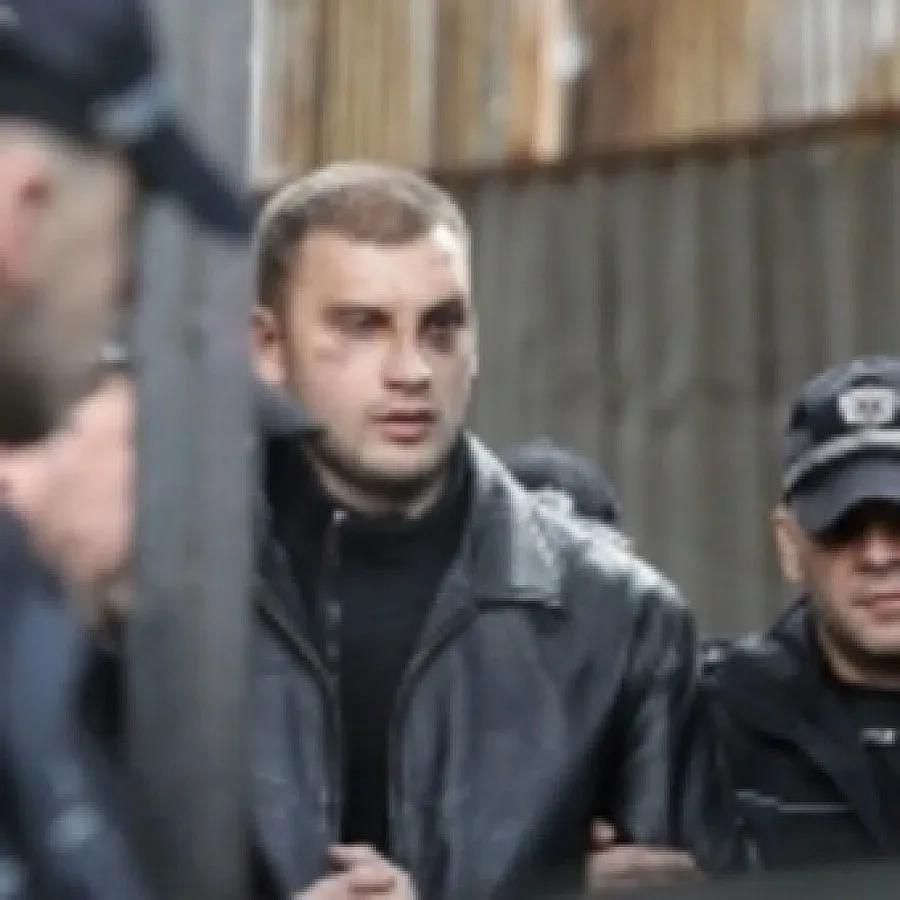 Подкрепят с плакат Октай пред Темида