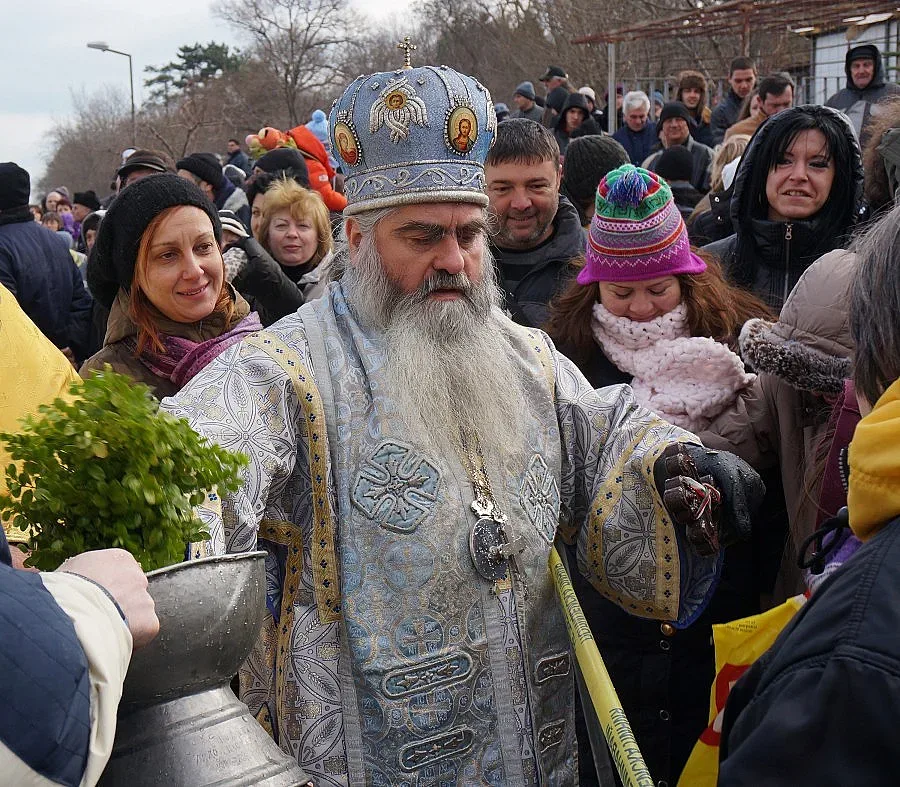 Кирил може и да отпадне от битката за патриарх