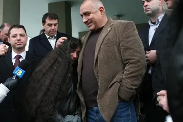 Бойко и дамата с пръстените се целунаха