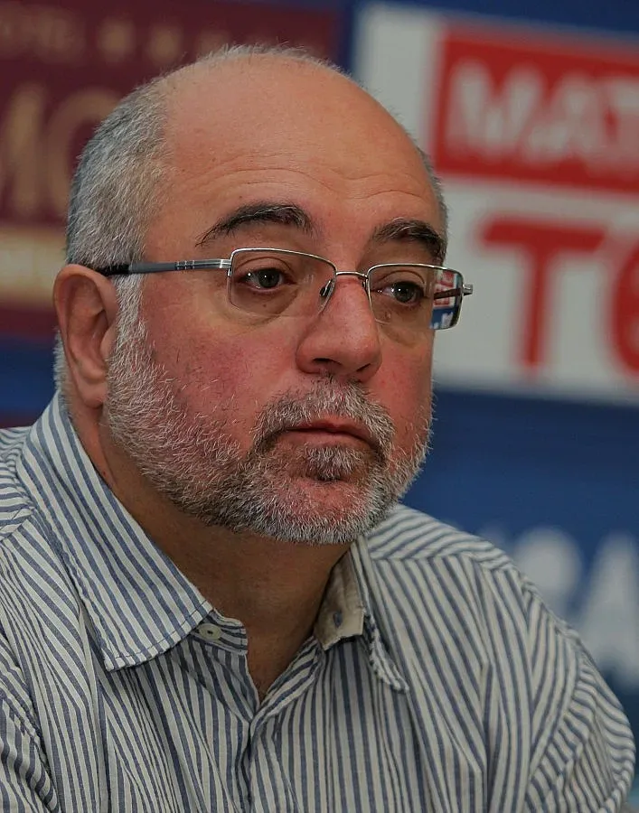 Плуване в басейн със сярна киселина