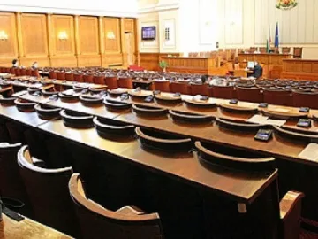 Депутатите си замразяват заплатите от февруари