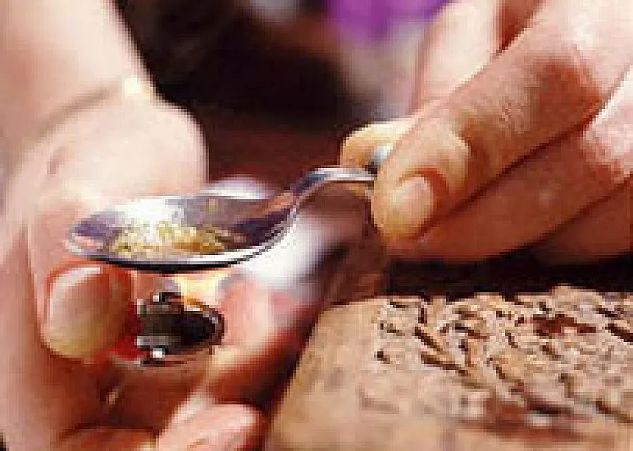 Ученичка носи дрога на затворник