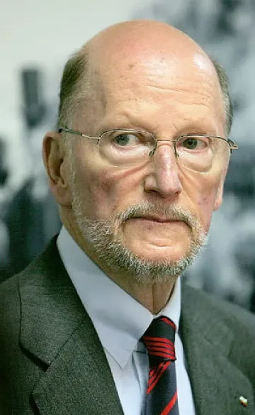 Царят гласува в "Дружба"