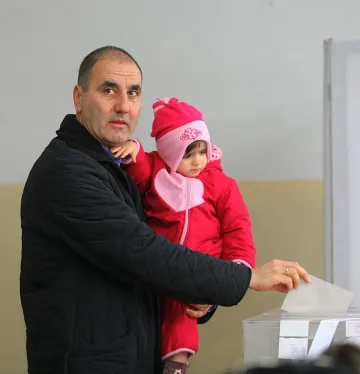 Цветанов гласува на рождения ден на жена си