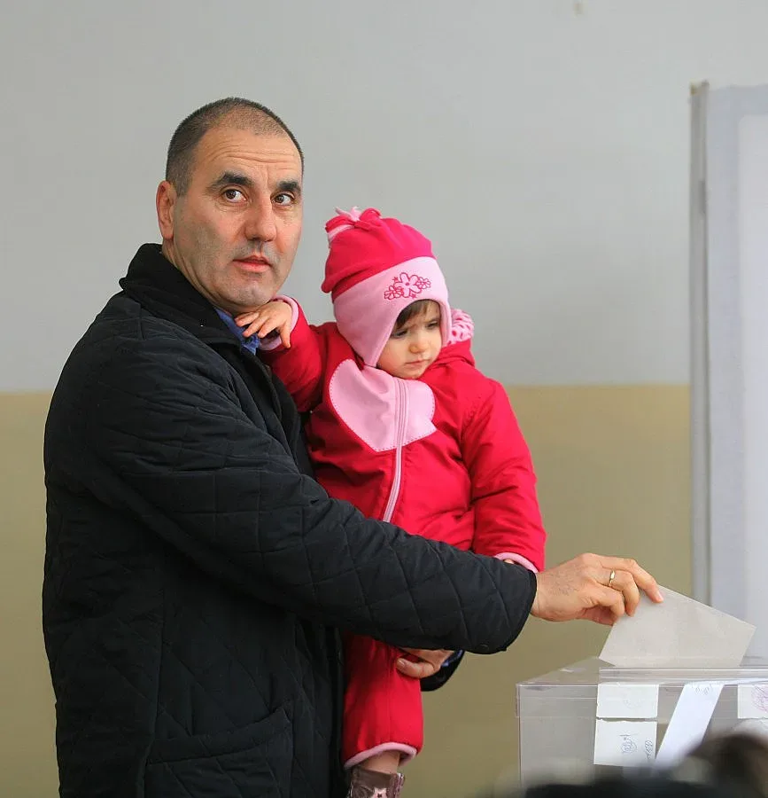 Цветанов гласува на рождения ден на жена си