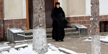 Монахини гласуват първи