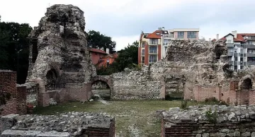 Херакъл и Нике пазят римските терми