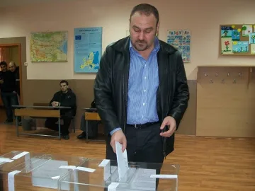 500 полицаи пазят урните край морето